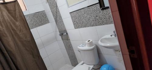 a bathroom with a toilet and a sink at HOSPEDAJE CALLAO in Tacna