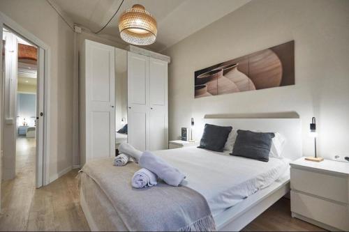 - une chambre avec un grand lit blanc dans l'établissement H&S Rural, à Peterborough