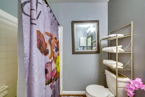 een badkamer met een douchegordijn en een toilet bij Eclectic Ocala Vacation Rental with Private Pool! in Ocala