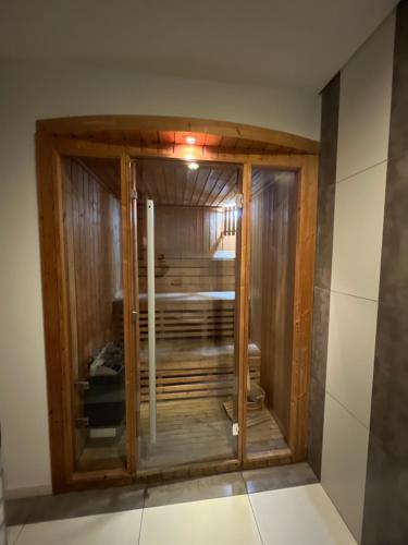 a bathroom with a glass door in a room at Apartamento en Arenas del Mar, Punta del Este in Punta del Este