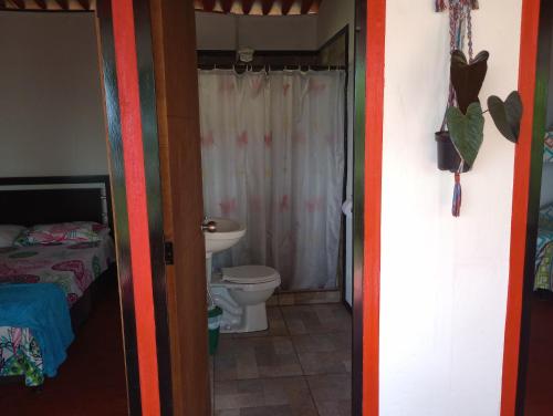 La salle de bains est pourvue de toilettes et d'un lavabo. dans l'établissement Los Laureles, à Calarcá
