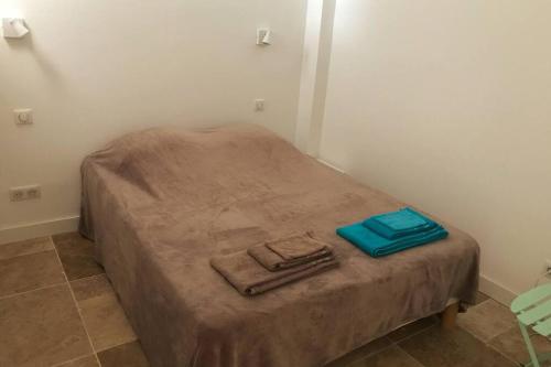 a bed with two towels on it in a room at Maison avec magnifique vue mer - Les Goudes in Marseille