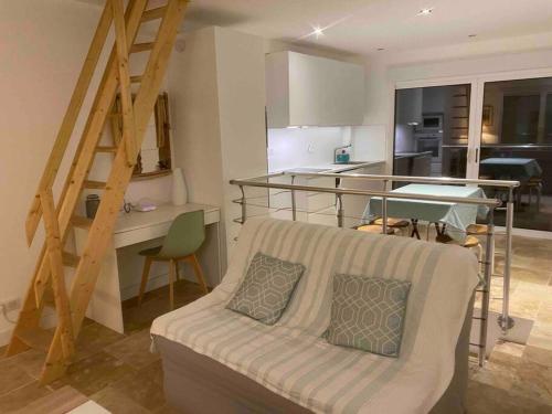 un salon avec un canapé et un escalier dans l'établissement Maison avec magnifique vue mer - Les Goudes, à Marseille