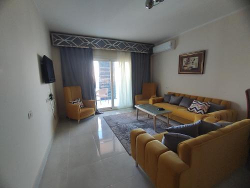 ein Wohnzimmer mit einem Sofa und einem Tisch in der Unterkunft الداون تاون العالمين الجديدة خلف الابراج_ElDown Town New alameim in El-Alamein