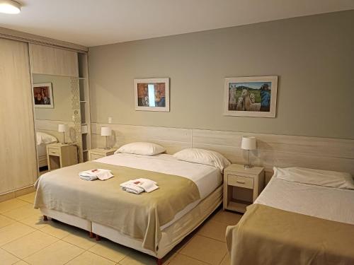 1 dormitorio con 2 camas y toallas. en LS Hotel en Salta