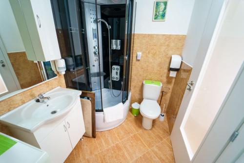 La salle de bains est pourvue d'une douche, d'un lavabo et de toilettes. dans l'établissement Wind & Water, à Delnice