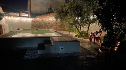 ビジャヌエバ・デ・コルドバにあるLa Casa de las Tiasの夜間の裏庭の小さなスイミングプール