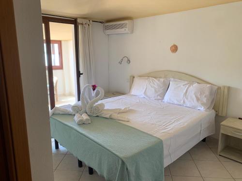ein Schlafzimmer mit einem Bett und einem Tisch mit einem ausgestopften Tier in der Unterkunft B&B SanPaolo in Monti