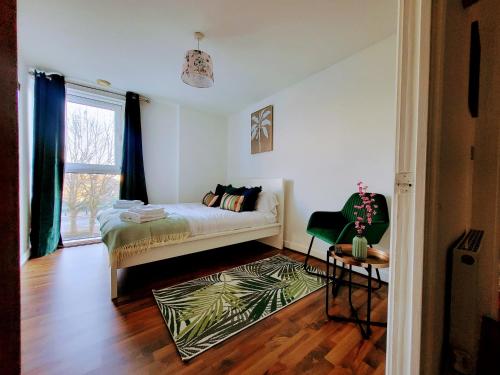 倫敦的住宿－Excel Manor，一间卧室设有一张床和一个窗口