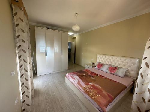 Una cama o camas en una habitación de Saranda Sunset Apartament