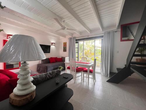 un soggiorno con divano e tavolo con lampada di Cosy apartments las terrenas a Las Terrenas