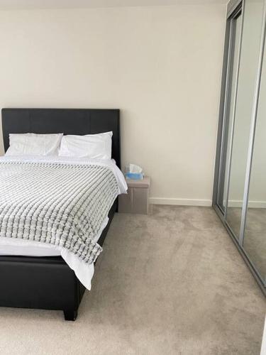 Postel nebo postele na pokoji v ubytování 4-room detached furnished home with parking
