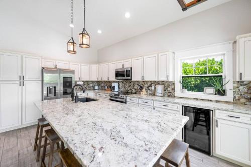Η κουζίνα ή μικρή κουζίνα στο Mini Golf Course*Heated Saltwater Pool*Lakeview!