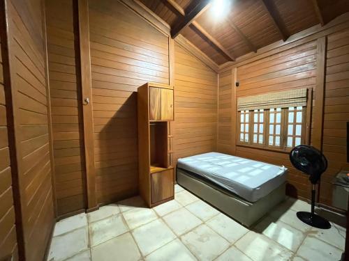 una sauna con una cama en una sala de madera en Feitosa casa de madeira Meruoca, en Meruoca