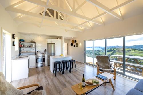 Kuchyň nebo kuchyňský kout v ubytování Overview - Stay Waiheke