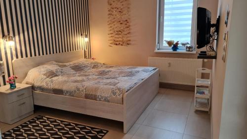 Un pat sau paturi într-o cameră la Apartament Międzyzdroje - 4 osoby - 200 m od morza