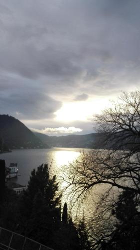 a view of a large body of water with the sun setting at B&B 104 in Blevio