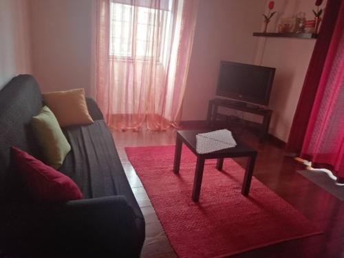a living room with a couch and a table at Casa dos biscoitos in Madalena