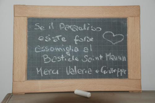 a chalk board with a heart written on it at Bastide Saint Maurin in Ansouis
