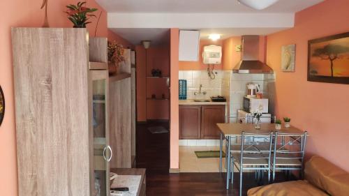 cocina y sala de estar con mesa en Apartamento Paseo del Lago, en Montevideo