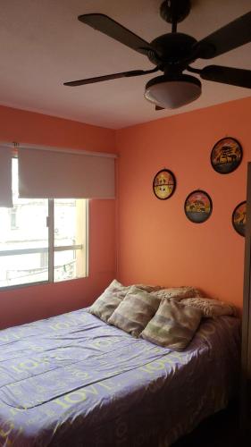 a bedroom with a ceiling fan and a bed at Apartamento Paseo del Lago in Montevideo
