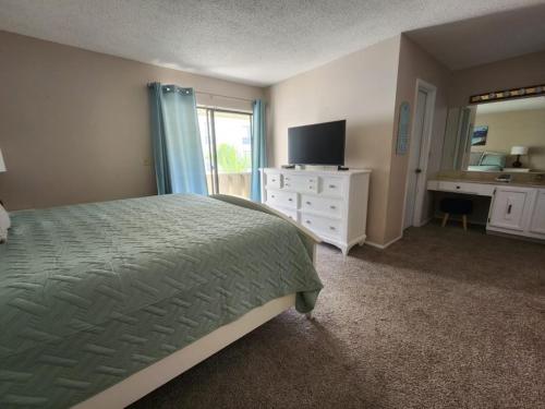 Siesta Key Beach - 2 Bedroom - 3 Beds - 3 Bathroom Duplex with Heated Swimming Poolにあるテレビまたはエンターテインメントセンター
