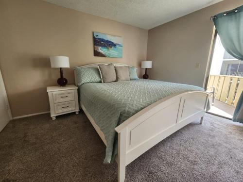 Siesta Key Beach - 2 Bedroom - 3 Beds - 3 Bathroom Duplex with Heated Swimming Poolにあるベッド