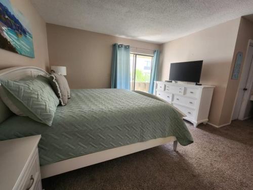 Siesta Key Beach - 2 Bedroom - 3 Beds - 3 Bathroom Duplex with Heated Swimming Poolにあるベッド