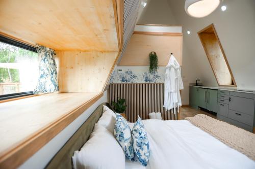 Ένα ή περισσότερα κρεβάτια σε δωμάτιο στο Finger Lakes Treehouse
