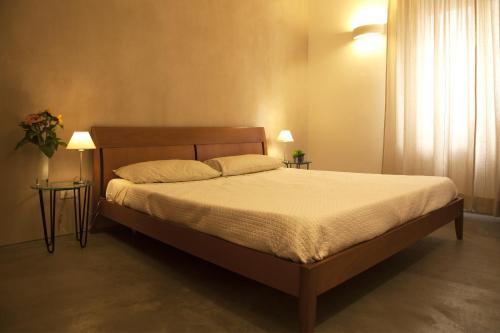 Un pat sau paturi într-o cameră la Rosalmar B&B