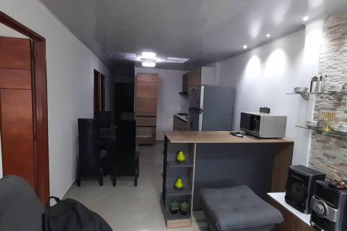 um quarto com uma cozinha com um balcão e um micro-ondas em Casa hotel Armenia em Armênia