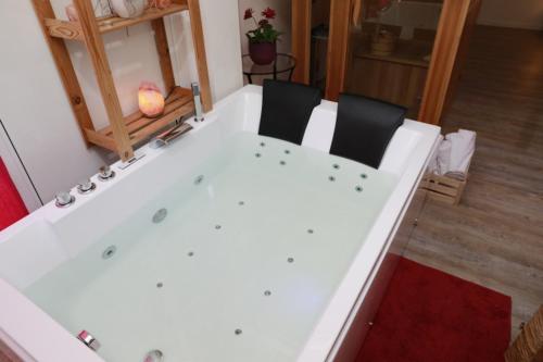 two chairs sitting on top of a bath tub at Ragaraja private suite & SPA in Pordenone
