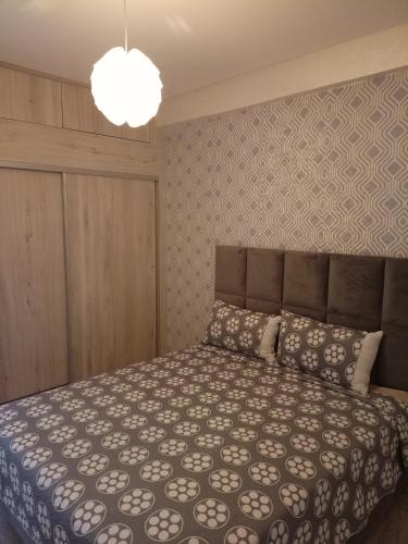 una camera da letto con un grande letto con una coperta di شقة مفروشة a Zemmour Touirza