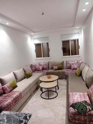 un soggiorno con divano e tavolo di شقة مفروشة a Zemmour Touirza