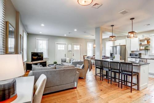 a living room with a couch and a kitchen at Beautiful Farmhouse close to Lanc Hershey Etown in Mount Joy