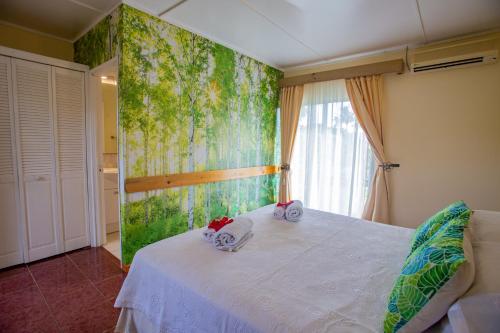 Una cama o camas en una habitación de Hostal Uruhao