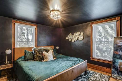 1 dormitorio con 1 cama grande en una habitación en The Conservatory-20 min to Lanc, en Mount Joy