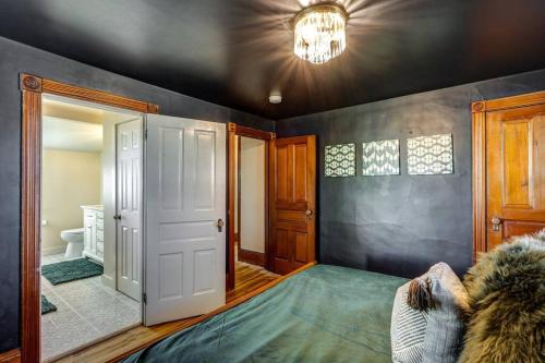 Habitación con cama y baño con lámpara de araña. en The Conservatory-20 min to Lanc, en Mount Joy