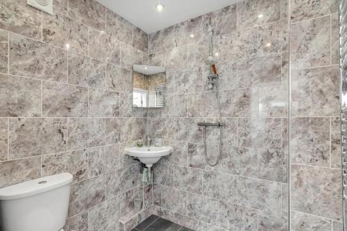 Koupelna v ubytování Spacious 4-bed Home Garden, Parking & Near City