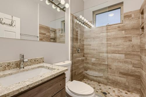 y baño con bañera, aseo y lavamanos. en University of Chicago Condo - 1 Bed / 2 Bath w/Parking Space en Chicago