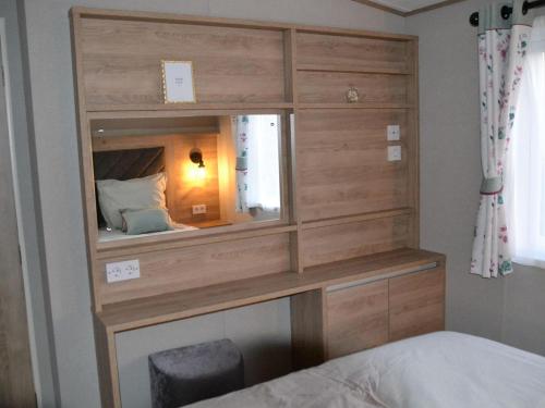 1 dormitorio con escritorio empotrado y espejo en Brand new chalet on a completely new luxury resort, 