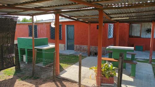 ein Gebäude mit einem Zaun vor einem Haus in der Unterkunft África in General Enrique Martínez