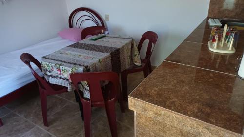 einen Tisch mit einem Tischtuch darauf in einem Zimmer in der Unterkunft África in General Enrique Martínez