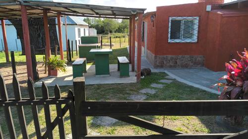einen Zaun vor einem Haus mit Garten in der Unterkunft África in General Enrique Martínez