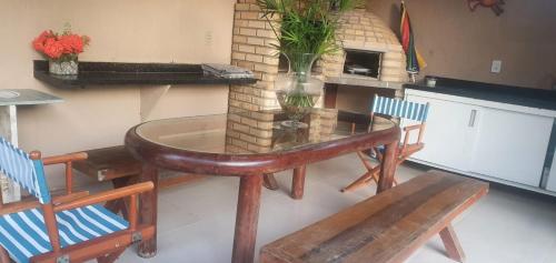 a wooden table and chairs in a kitchen with a table and two chairs at Casa proxima ao mar em Guarajuba in Avaré