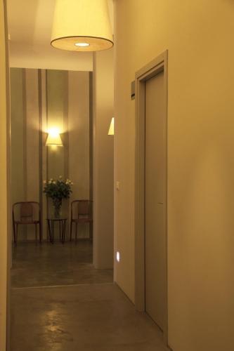 a hallway with a door and a table with chairs at Rosalmar B&B in Palermo