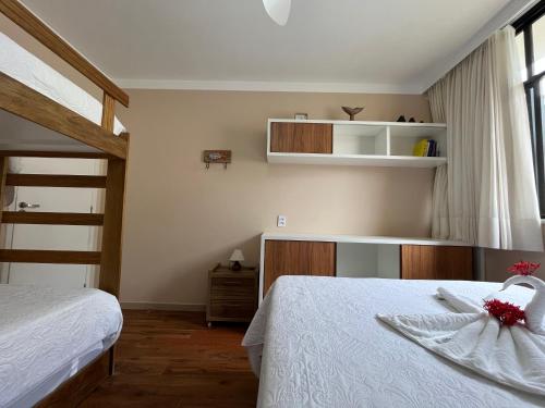 1 dormitorio con 2 camas y 1 litera en Guarajuba, Duplex pé na areia. Ótima localização!, en Guarajuba