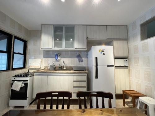 Η κουζίνα ή μικρή κουζίνα στο Guarajuba, Duplex pé na areia. Ótima localização!