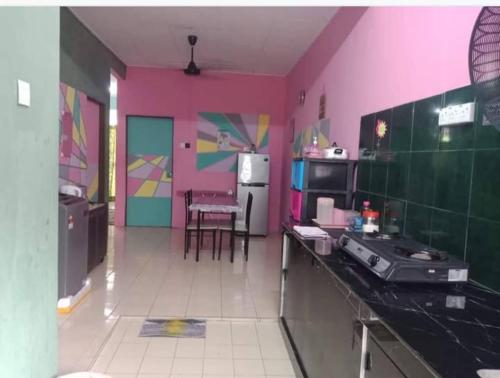 Kuchyň nebo kuchyňský kout v ubytování Green Homestay Teluk Kemang Port Dickson