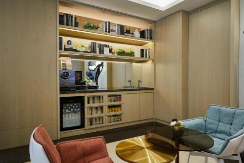 ein Wohnzimmer mit einem Tisch, Stühlen und einem Couchtisch in der Unterkunft K Hotels Taipei Linsen in Taipeh